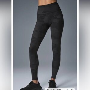 Alo Leggings in Camo